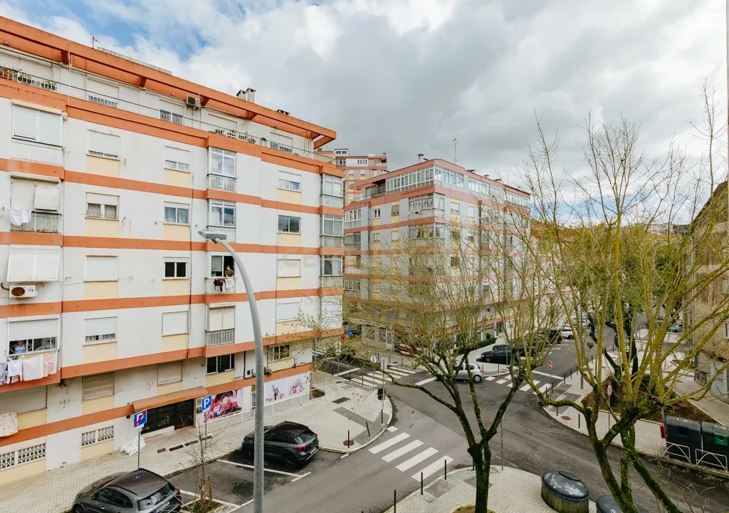 T3 Muito Luminoso com Excelente Localização na Amadora! - Image 17